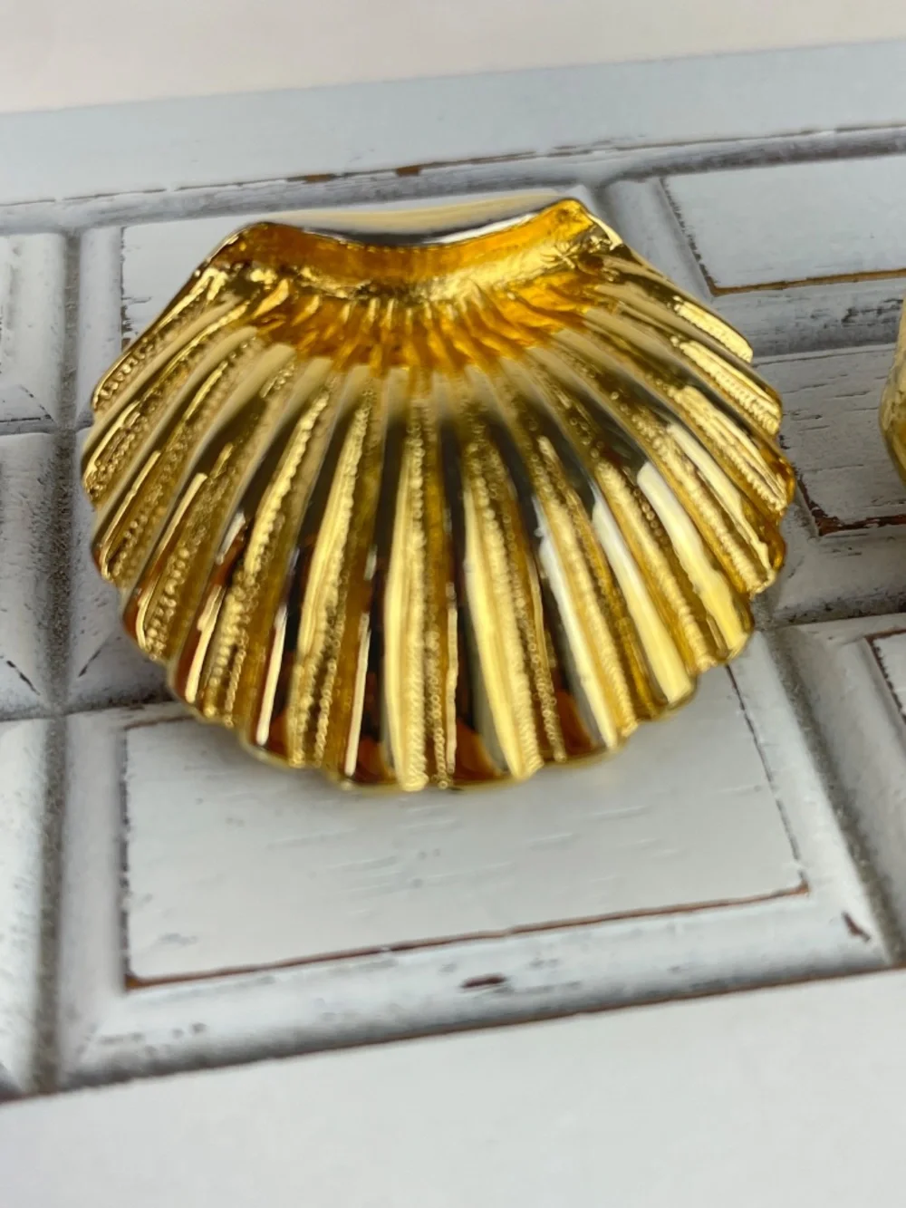 Vintage 1980s Dotty Smith Gold-tone Scallop Shell Belt Buckle