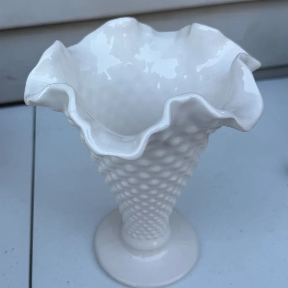 Daisy white hobnail