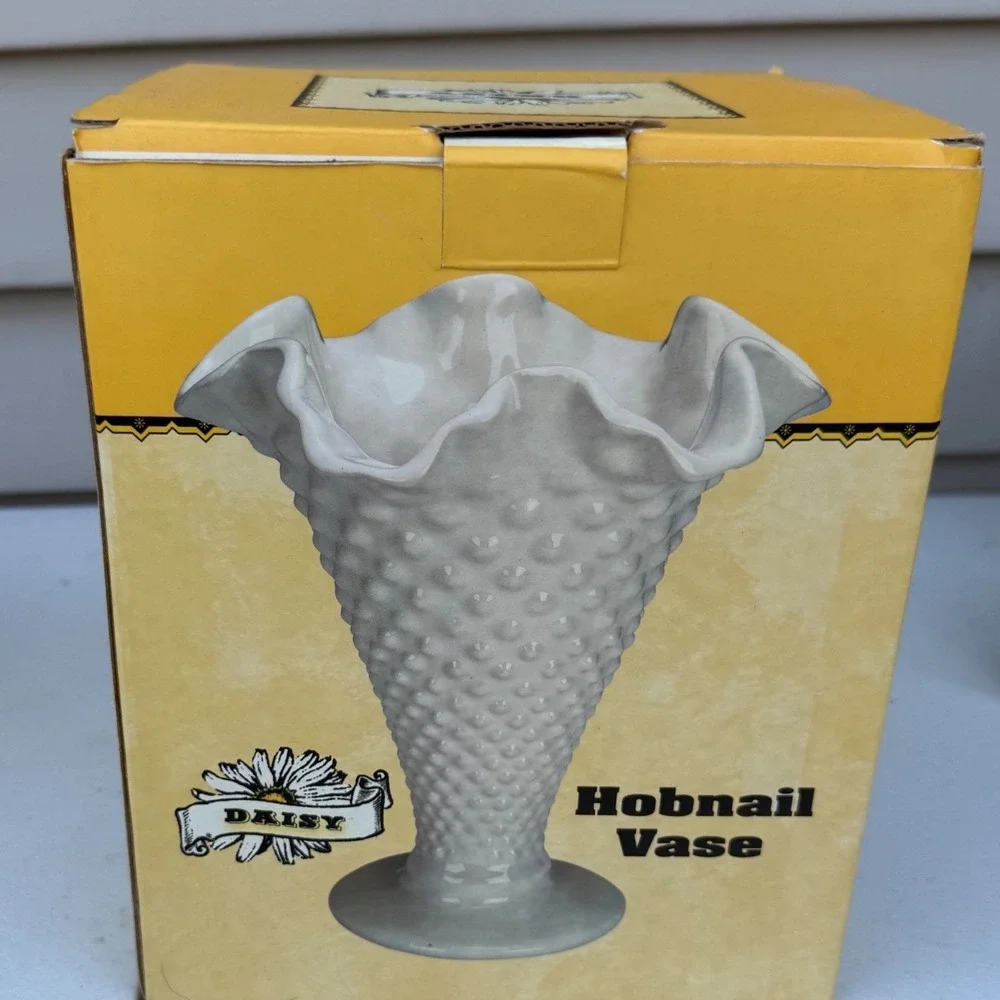 Daisy white hobnail