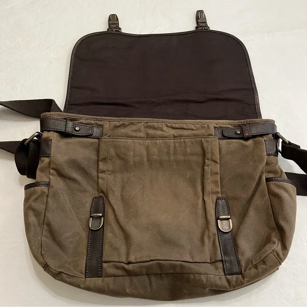 Fossil classic messenger