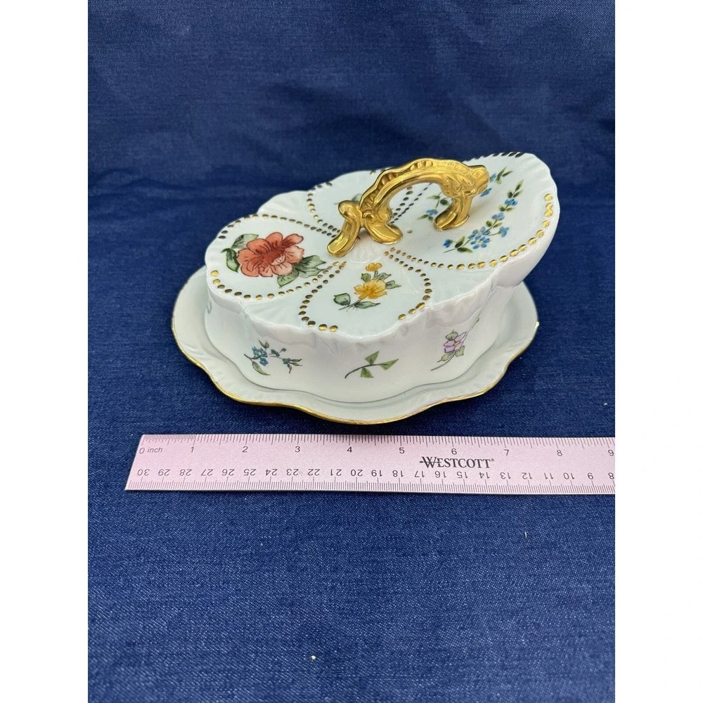 Ruby Rivers 🎁 tea table