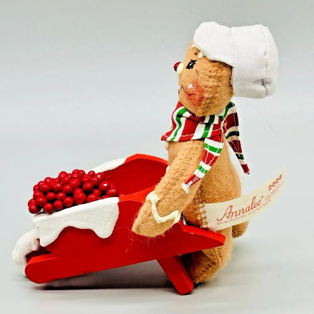 Annalee Red Hot‎ Helper Gingerbread Wheelbarrow 5 inch 969406 2006