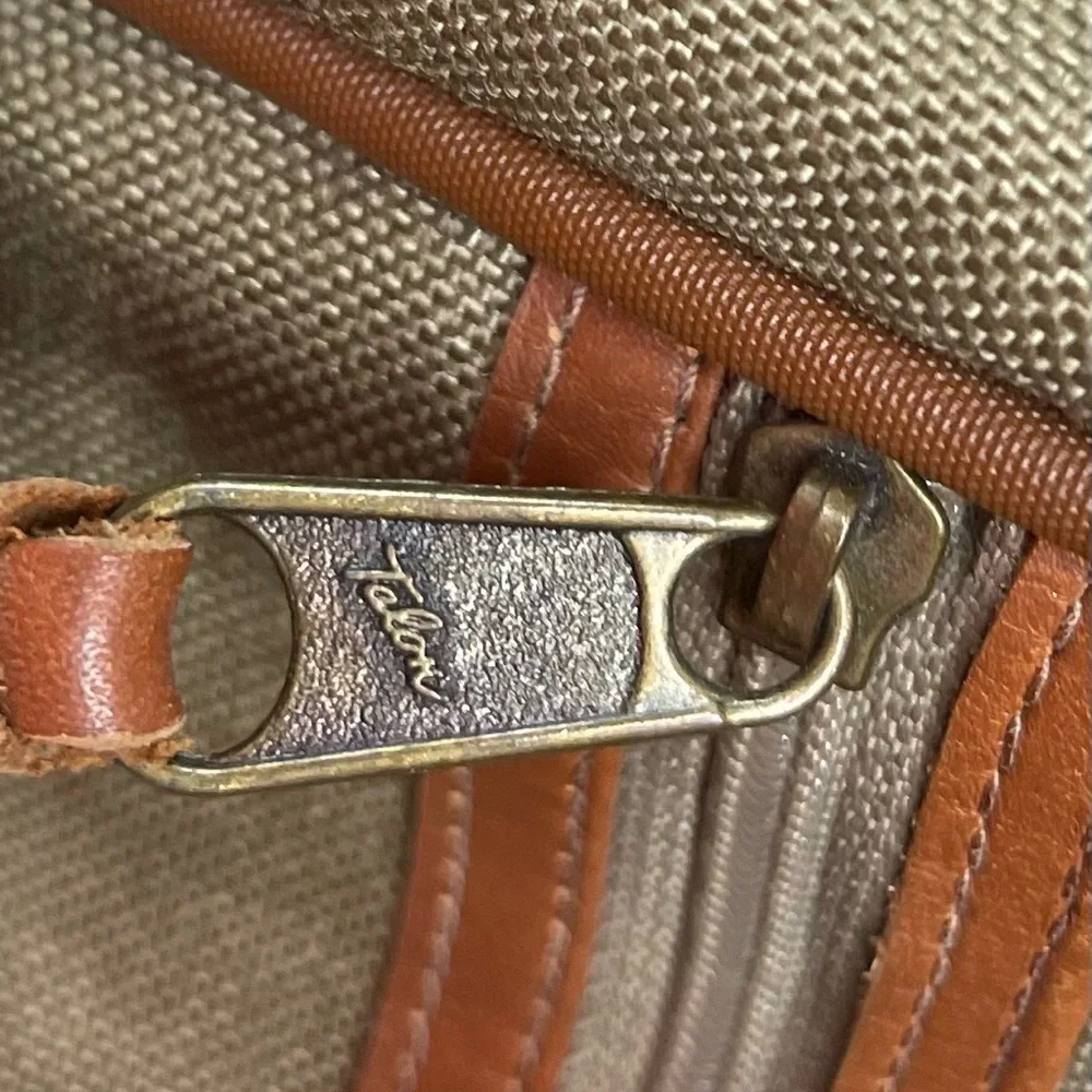 THE‎ LEGENDS COLLECTION by JOSTENS CROSS BODY/Shoulder bag /bottom zip USA MADE
