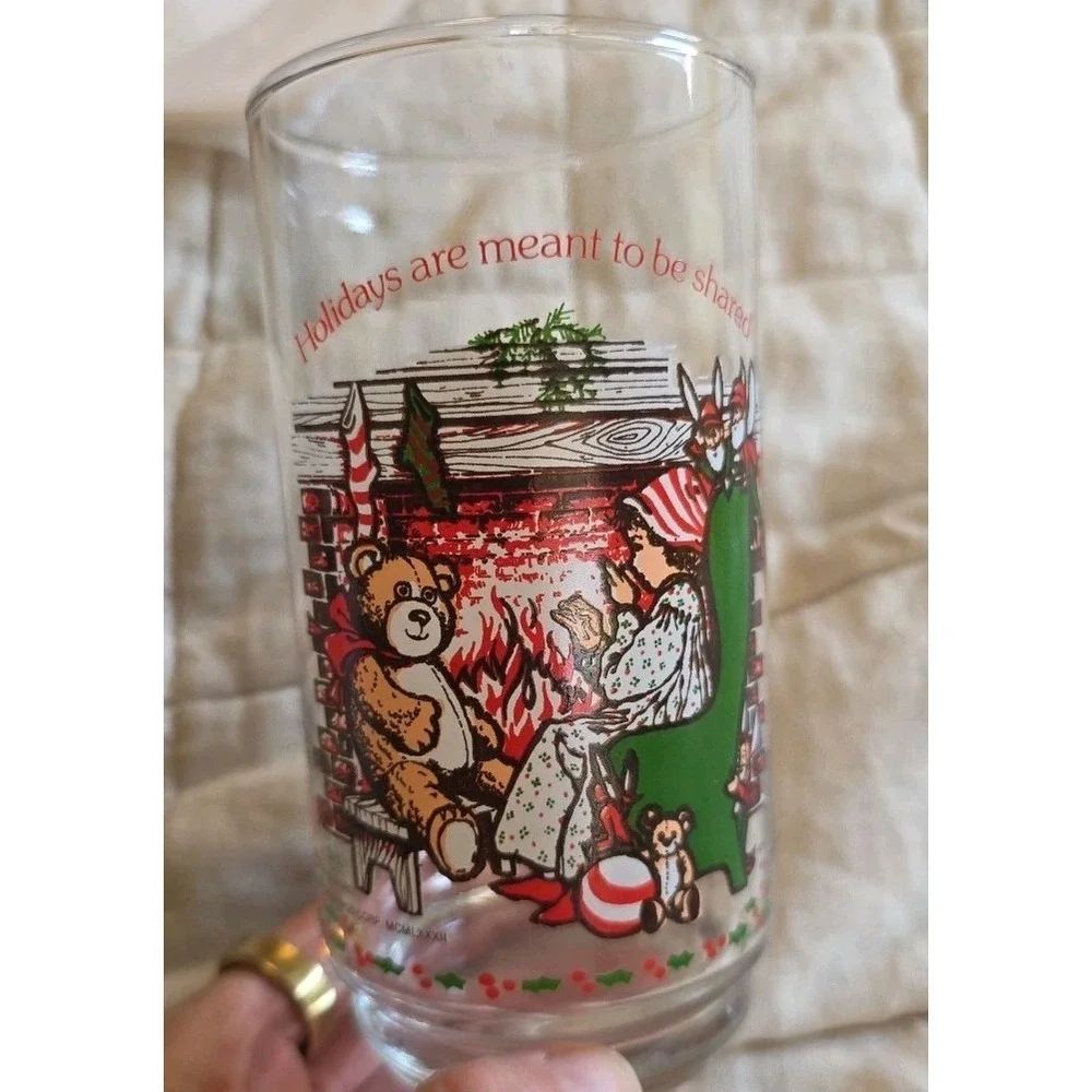 Vintage HOLLY HOBBIE Christmas Glass Coca Cola Holly Telling A Story Bear‎