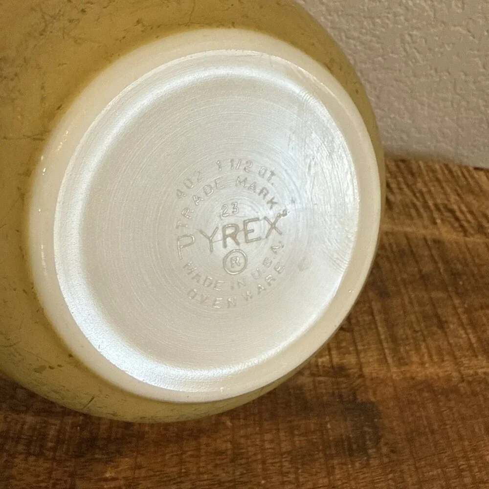 Pyrex vintage yellow