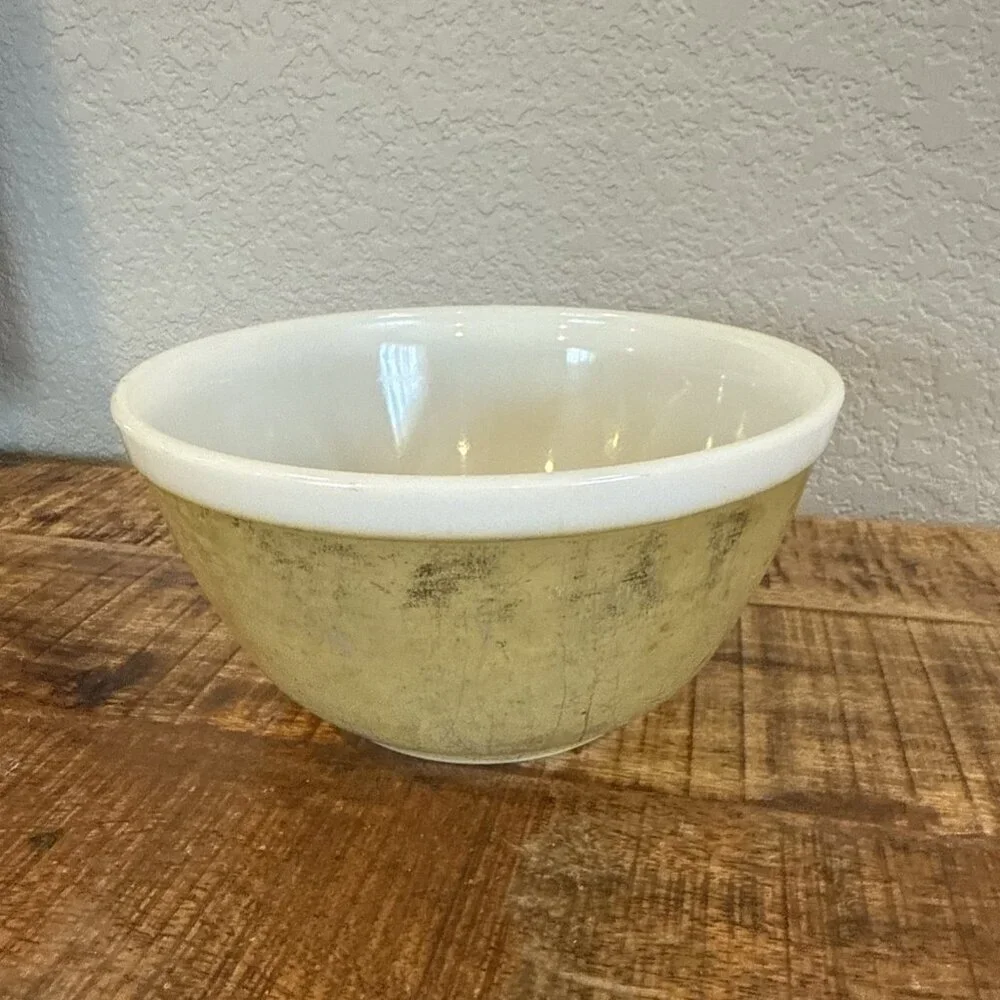 Pyrex vintage yellow