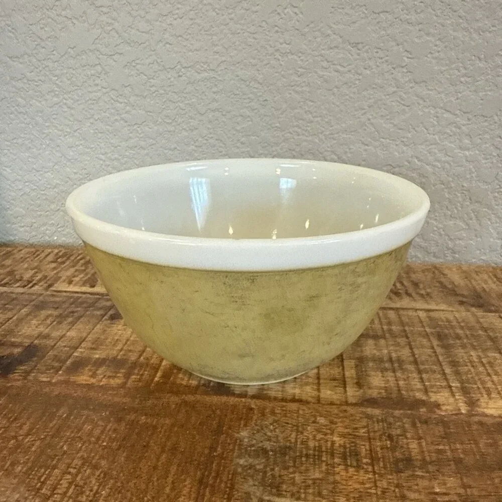 Pyrex vintage yellow