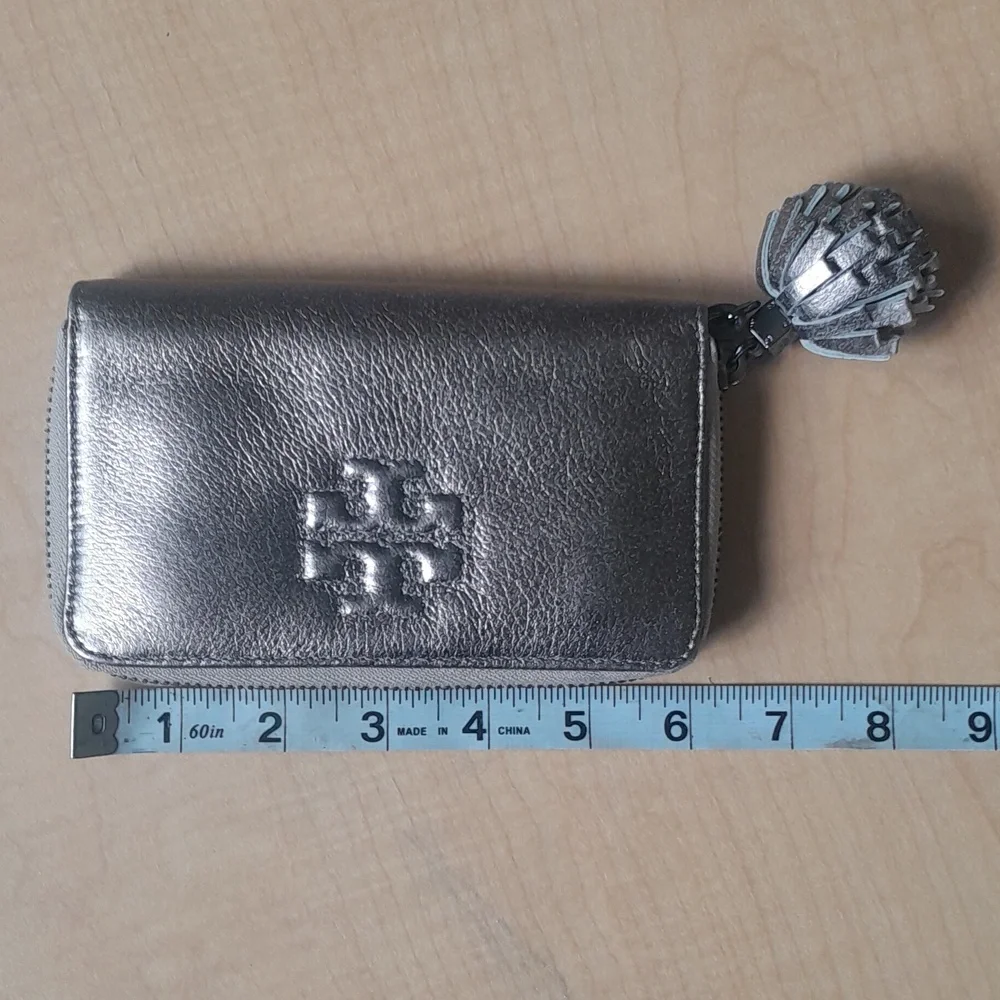 TORY BURCH THEA PWETER Mettalic Wristlet Short Zip Around Wallet