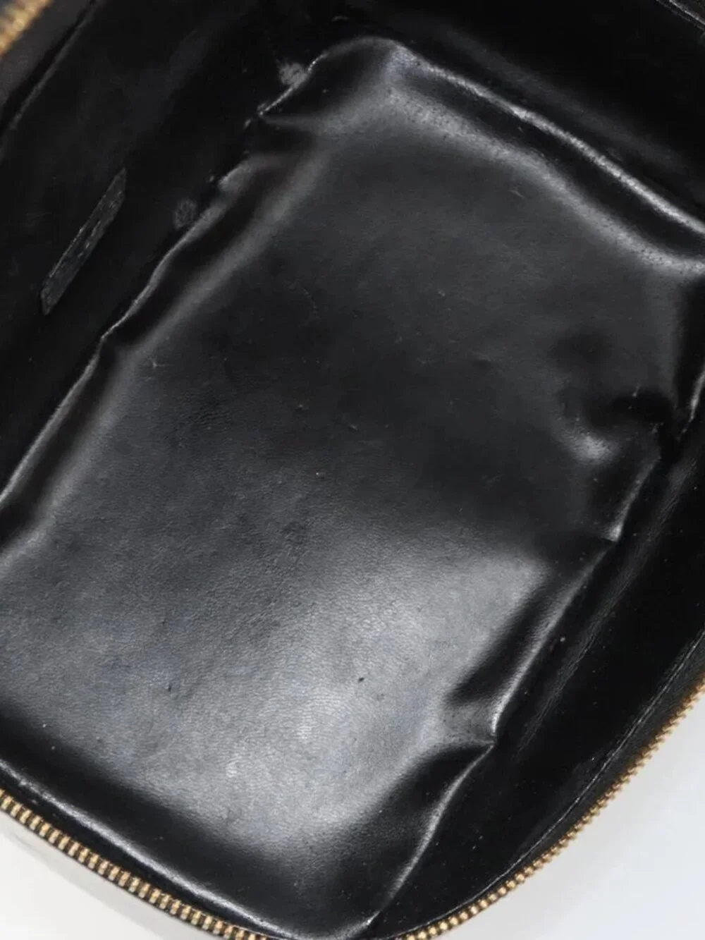 Gucci brand	gucci color	black