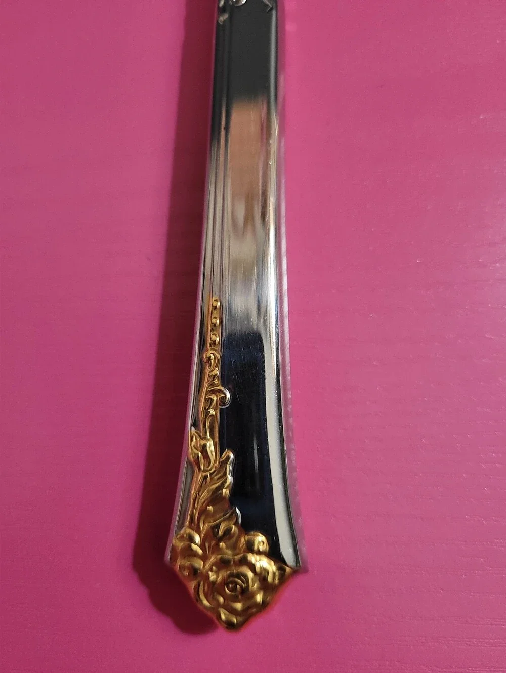 Oneida Golden Damask Rose Dinner Knife Stainless Gold Accent (1390)