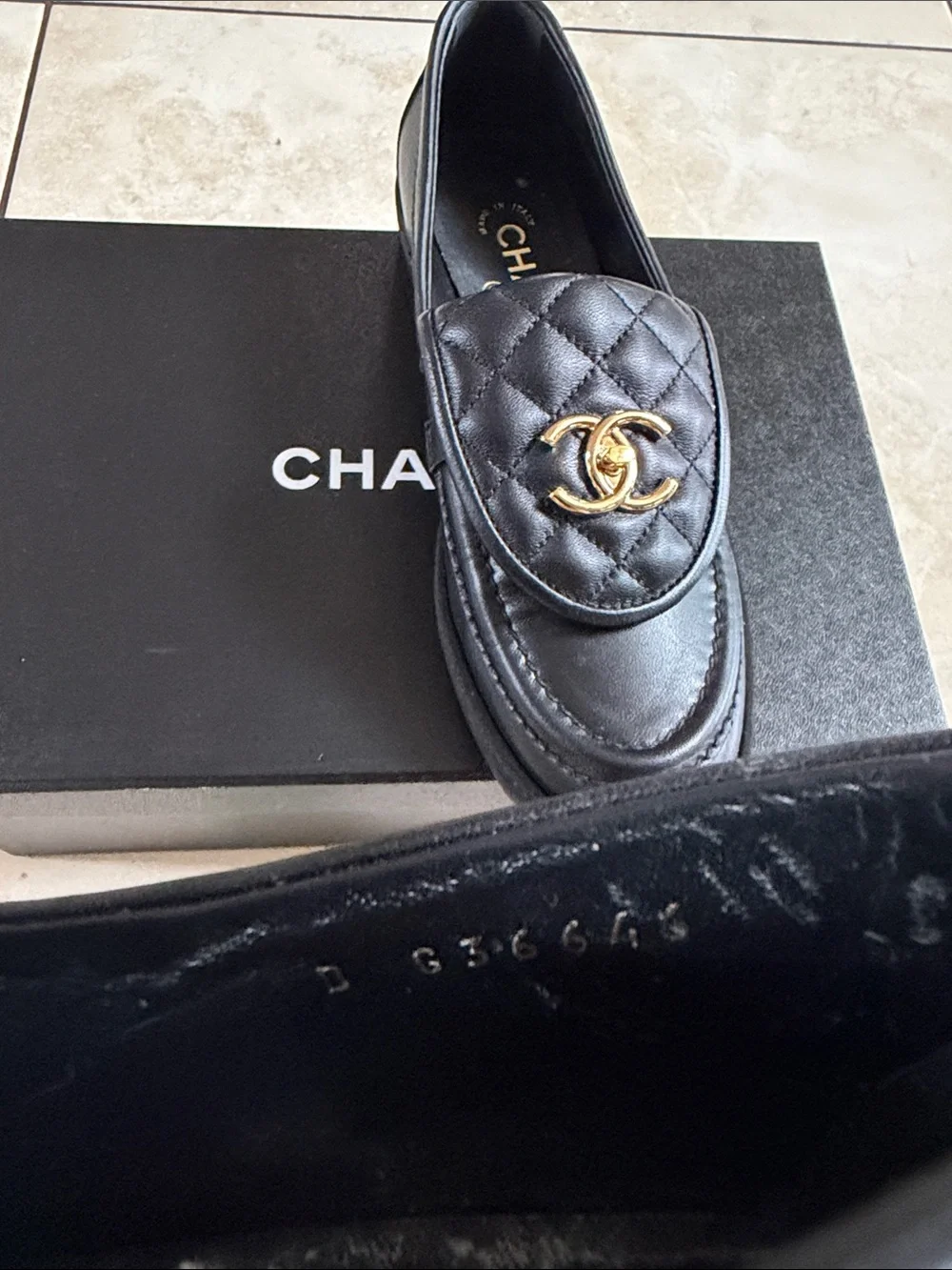 CHANEL elegant quilted