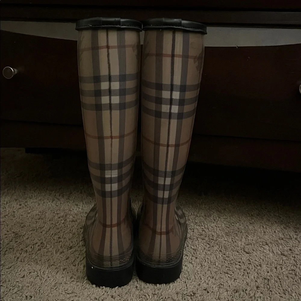 Burberry signature plaid