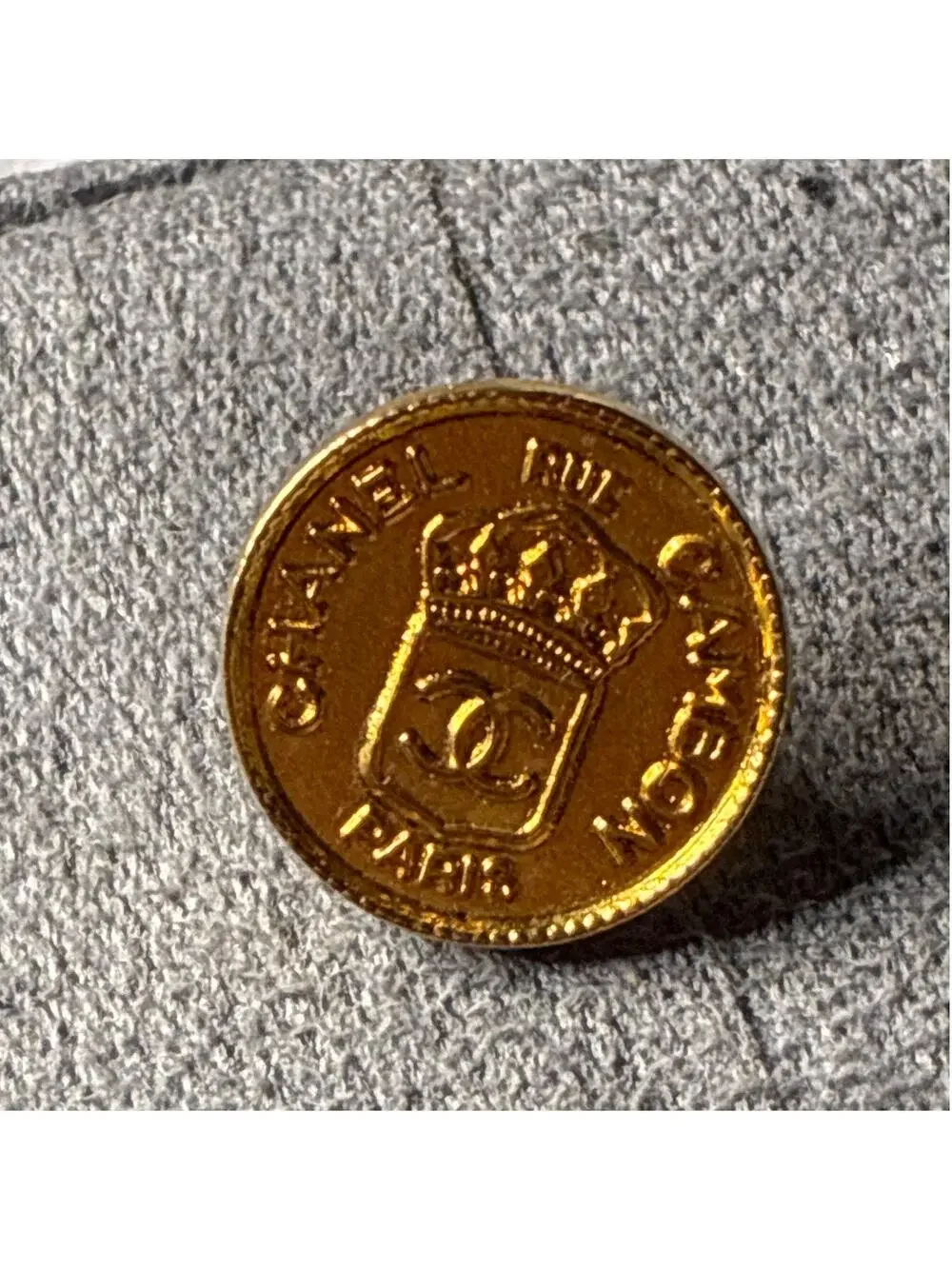 CHANEL 31 Rue Cambon Gold Tone CC Crest Button - Authentic 1980s/90s