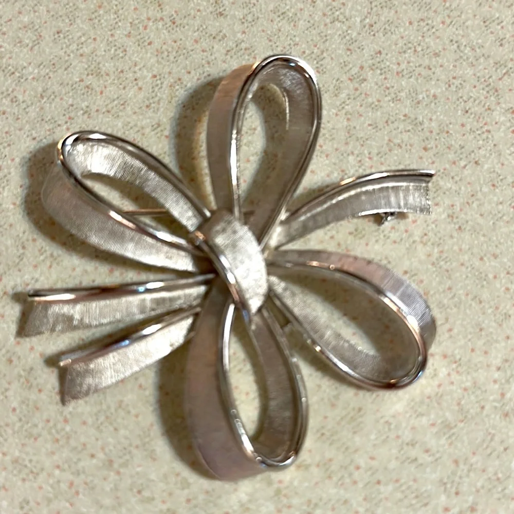 Vintage Crown Trifari brushed and polished silver tone bow broach (595)