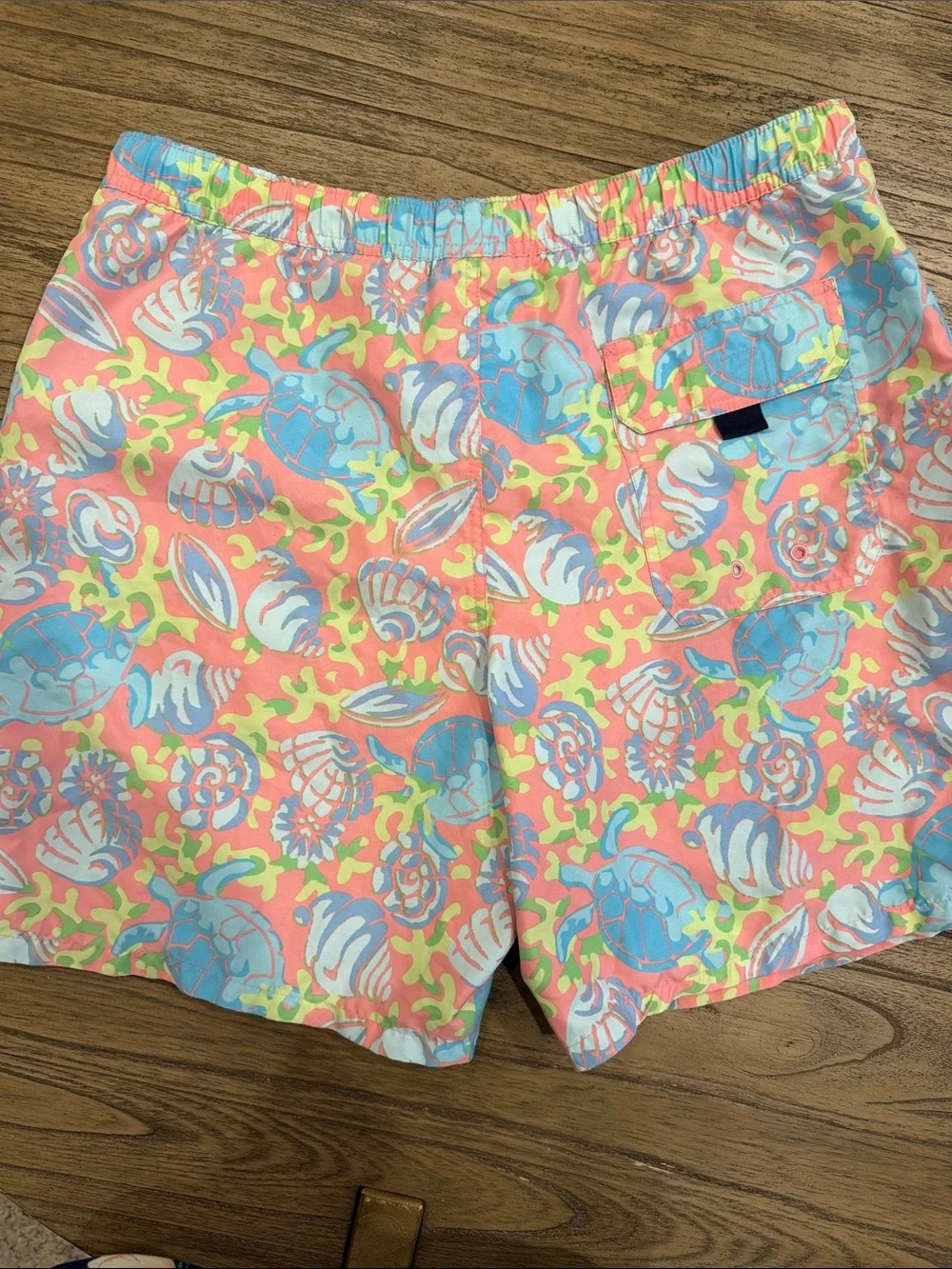 Vineyard Vines playful shell