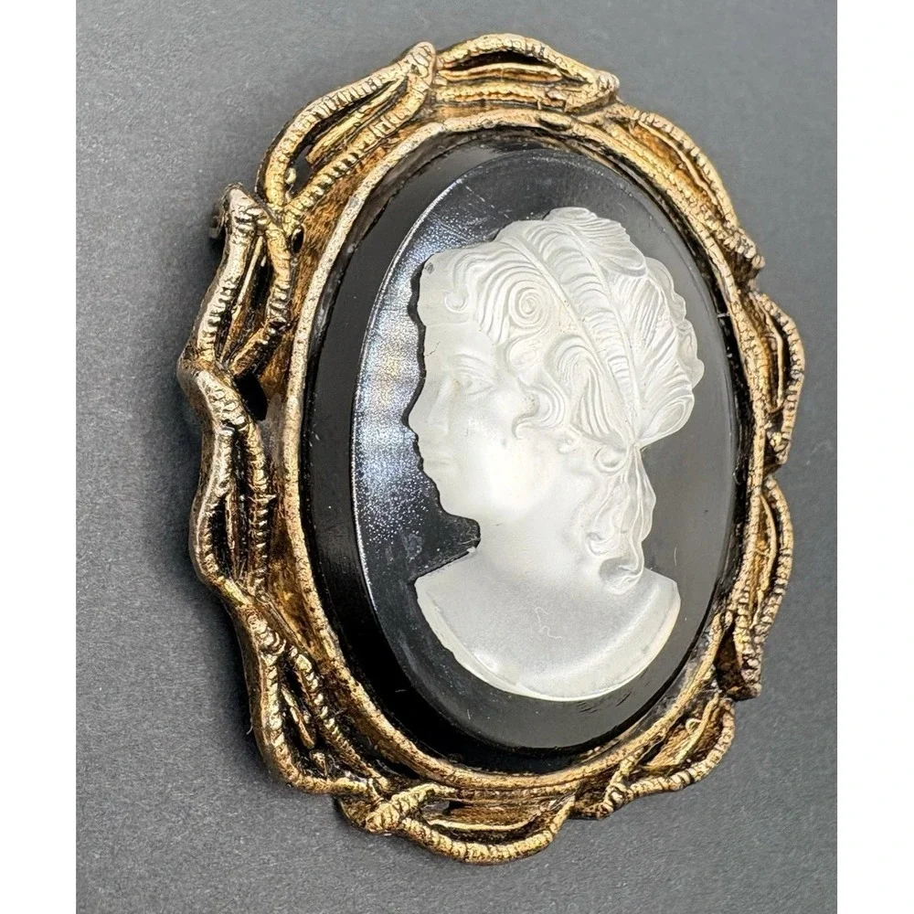 N/A vintage lady