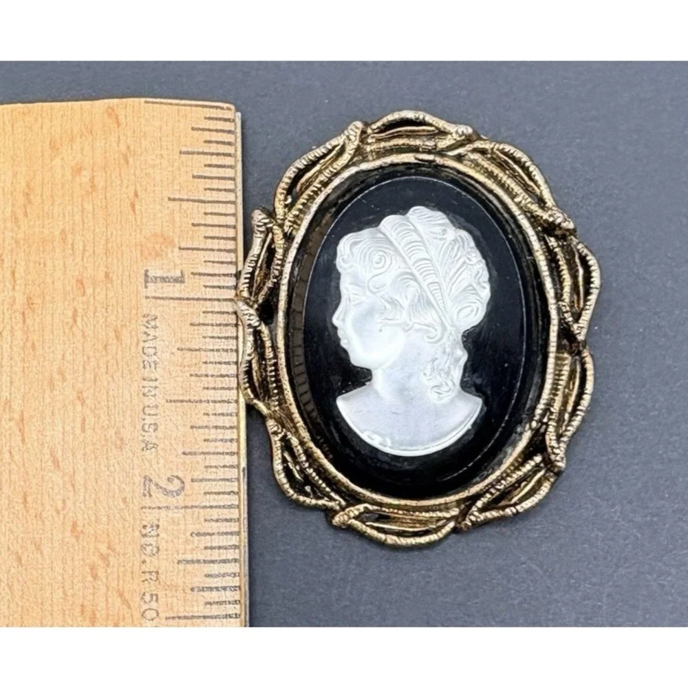 N/A vintage lady