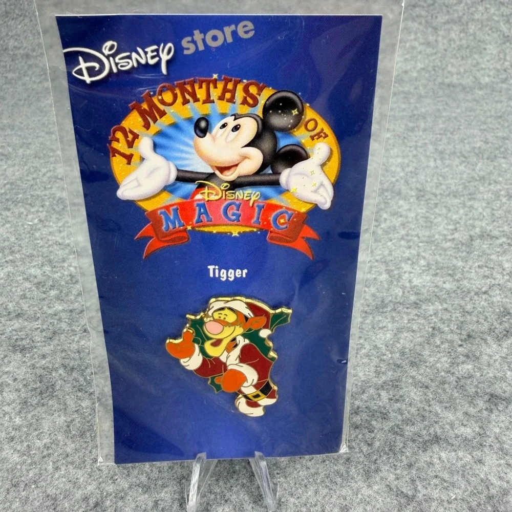 Disney Store 12 Months of Magic Tigger Christmas Holiday Santa Pin NEW 2002
