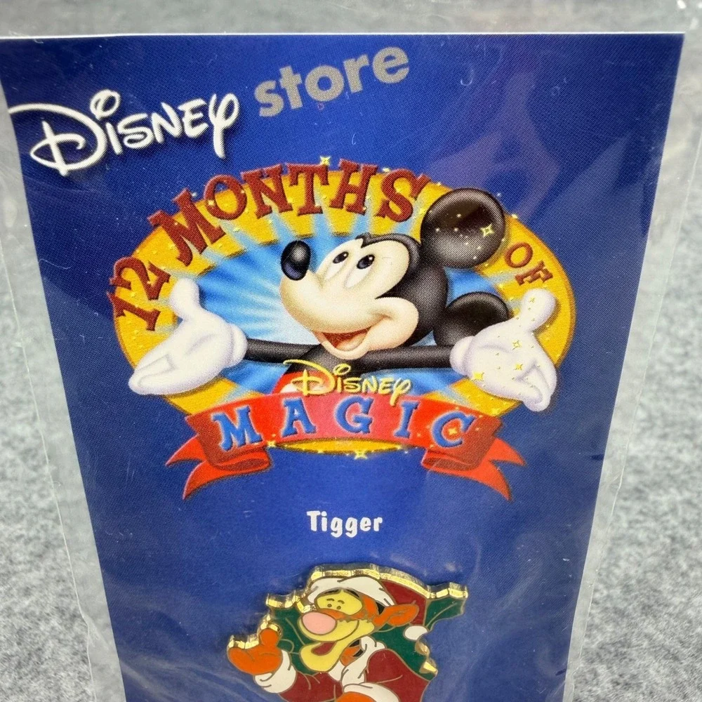 Disney Store 12 Months of Magic Tigger Christmas Holiday Santa Pin NEW 2002