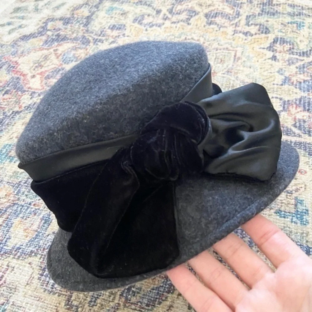 Lord & Taylor Vintage Velvet Black Bow 100% Wool‎ Gray Bucket Style Hat
