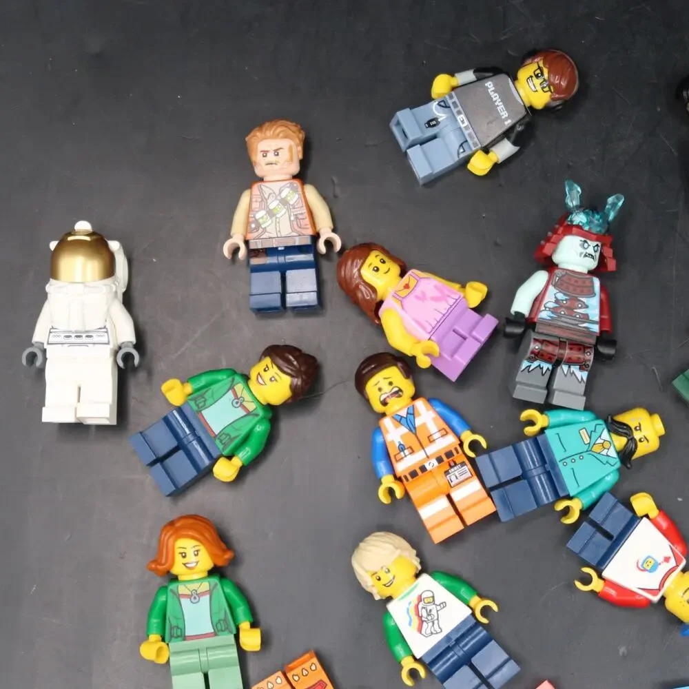 Lego Minifigure Assorted Lot Of 20 Minifigs City Chima Jurassic Samurai