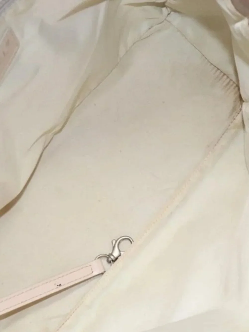 CHANEL crack outside	surface：lose pocket	rubbing