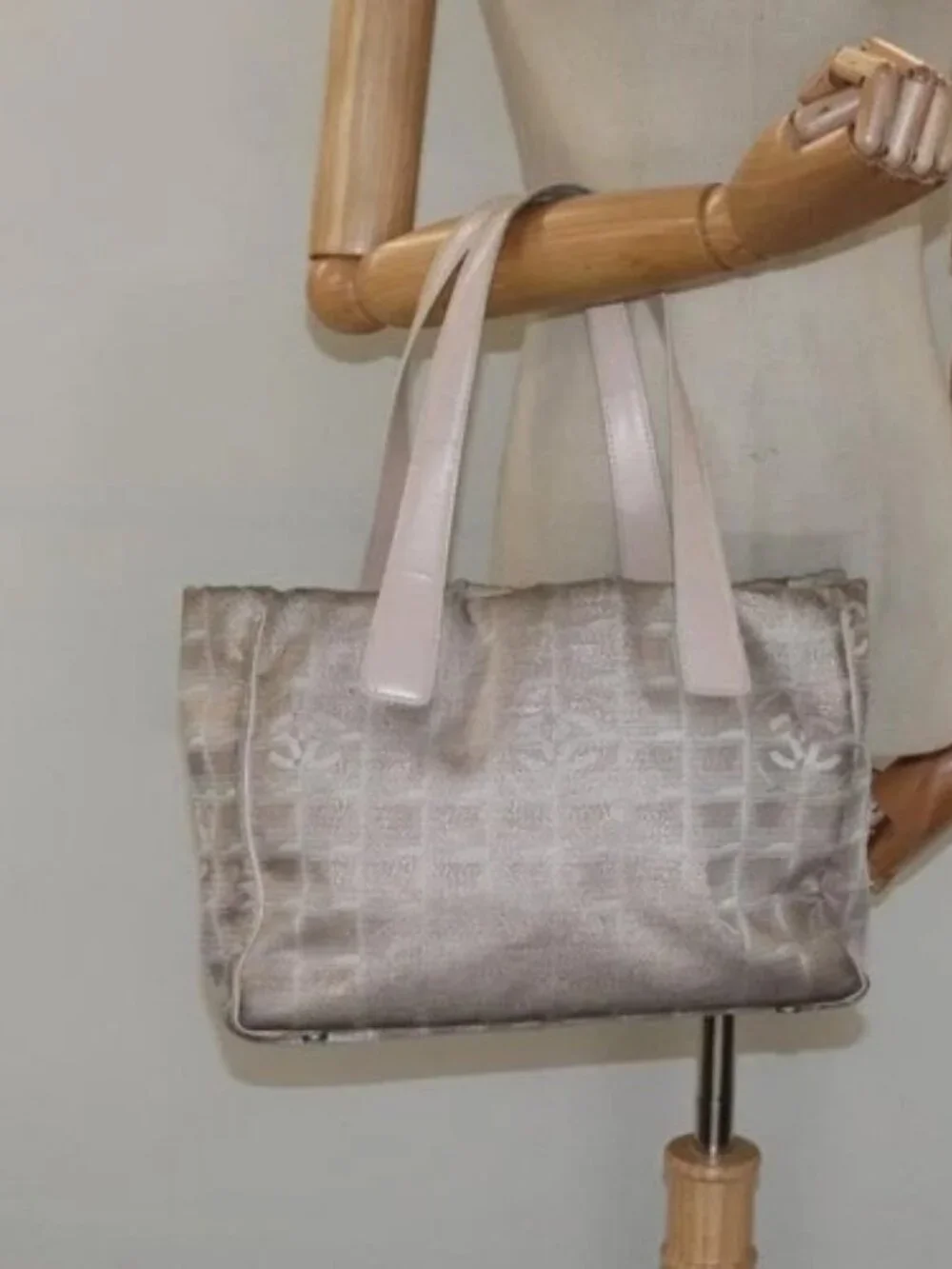 CHANEL handle：rubbing metal