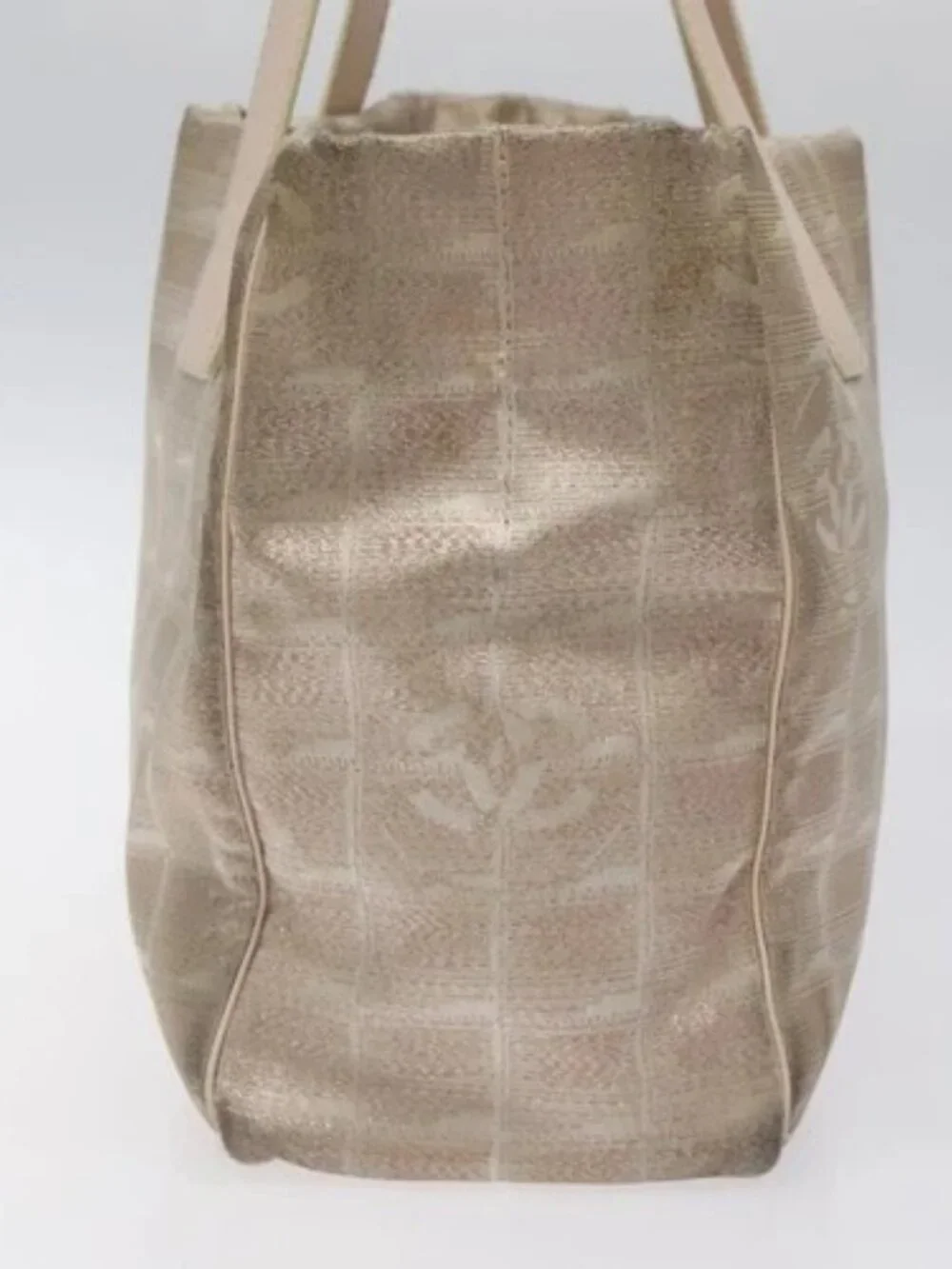 CHANEL scratches d4