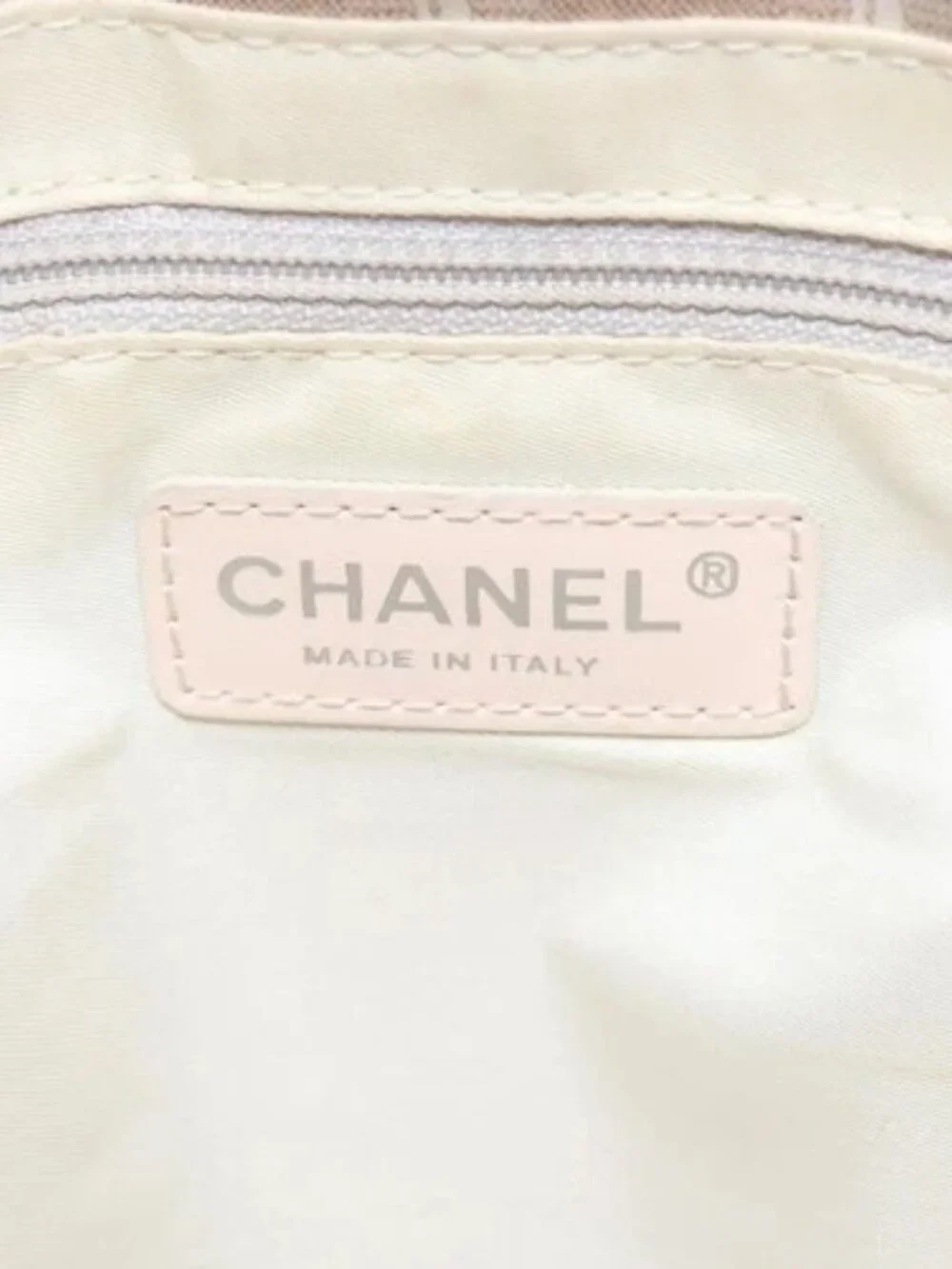 CHANEL serial 	w11 fray