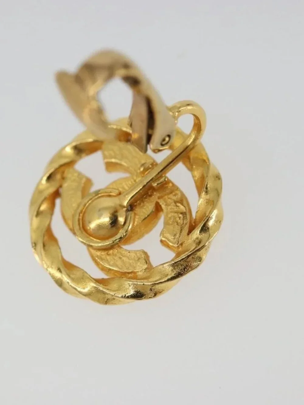 CHANEL brand	chanel color	gold