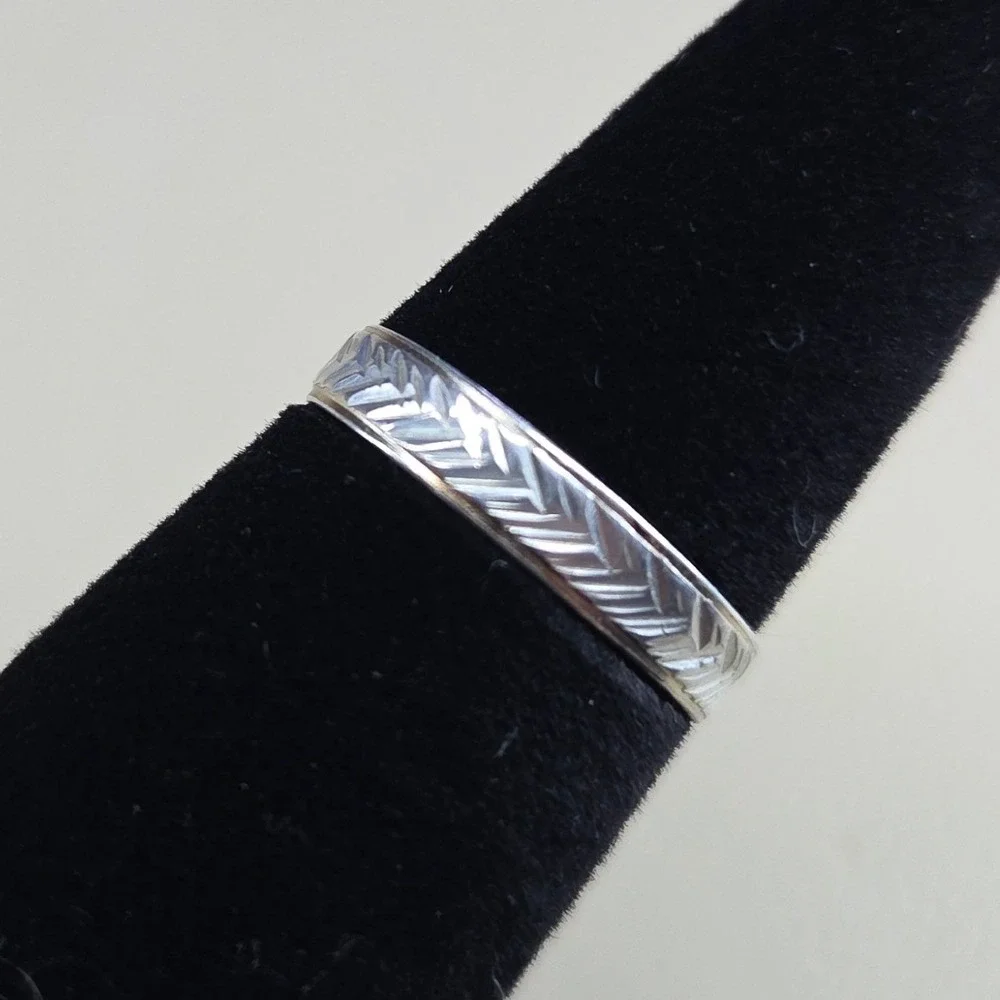 Silver Tone Engraved Chevron‎ Herringbone Pattern Band Ring Size 7