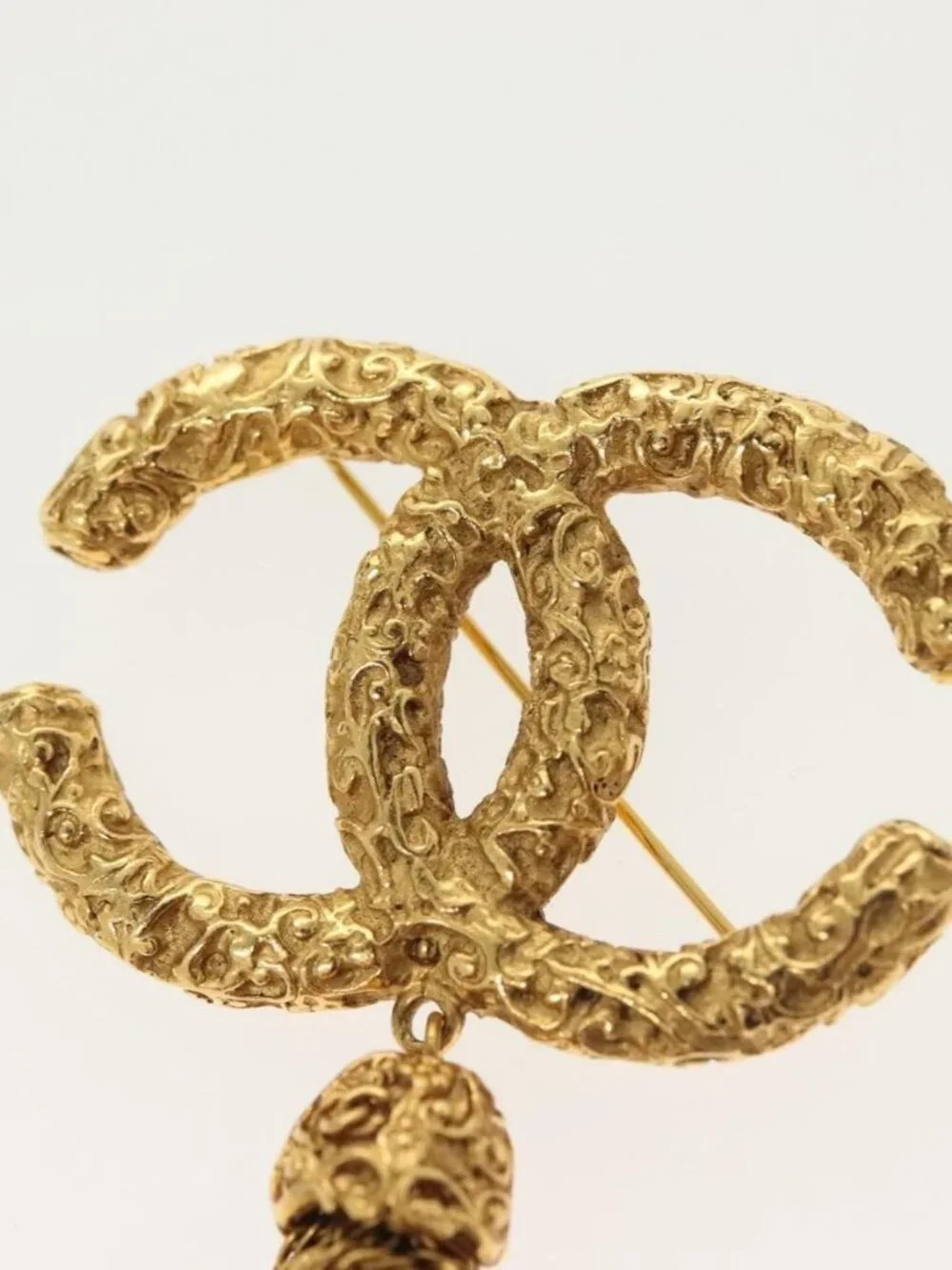 CHANEL brand	chanel color	gold