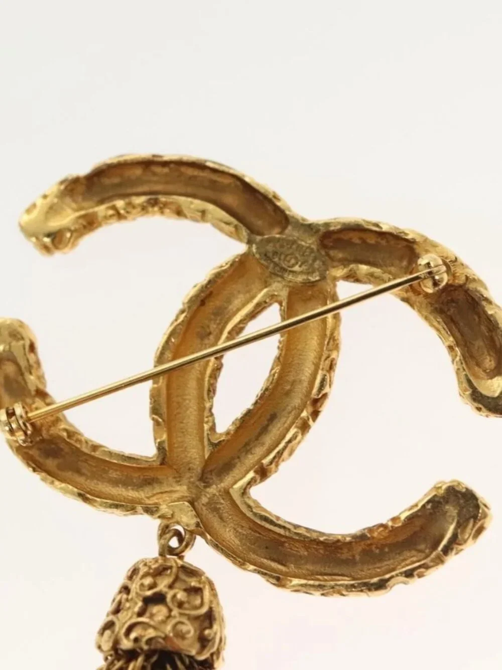 CHANEL brand	chanel color	gold