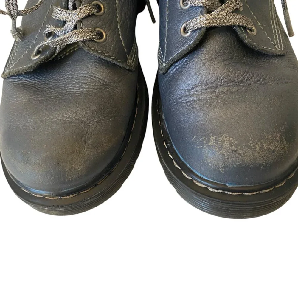 Dr. Martens top closure support