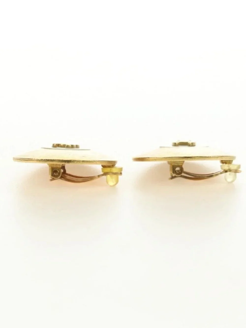 CHANEL brand	chanel color	gold