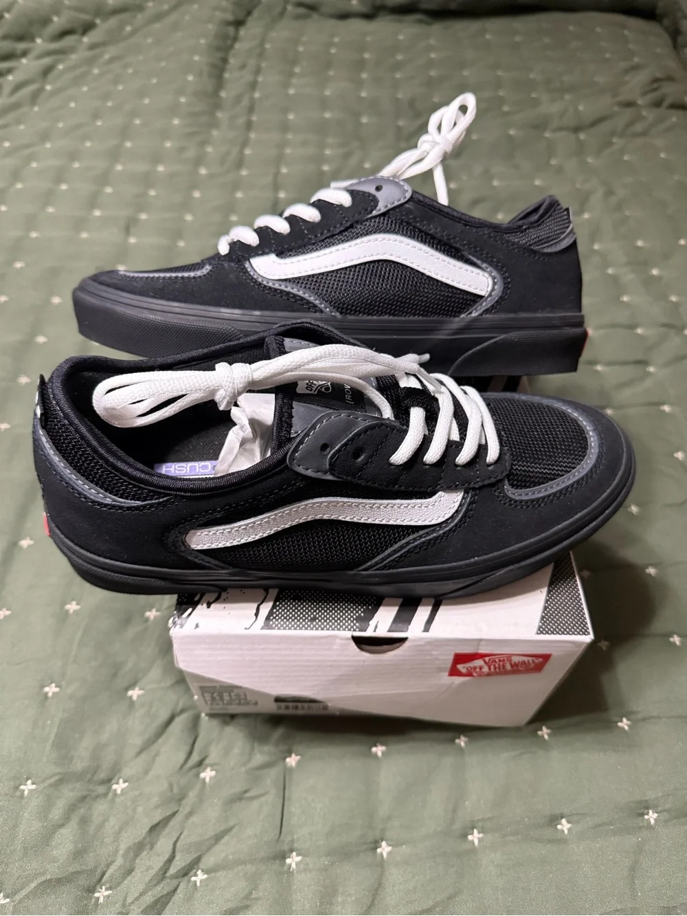 Vans Classic Black/White Low-Top Skate Shoes 7Y / 8.5 W