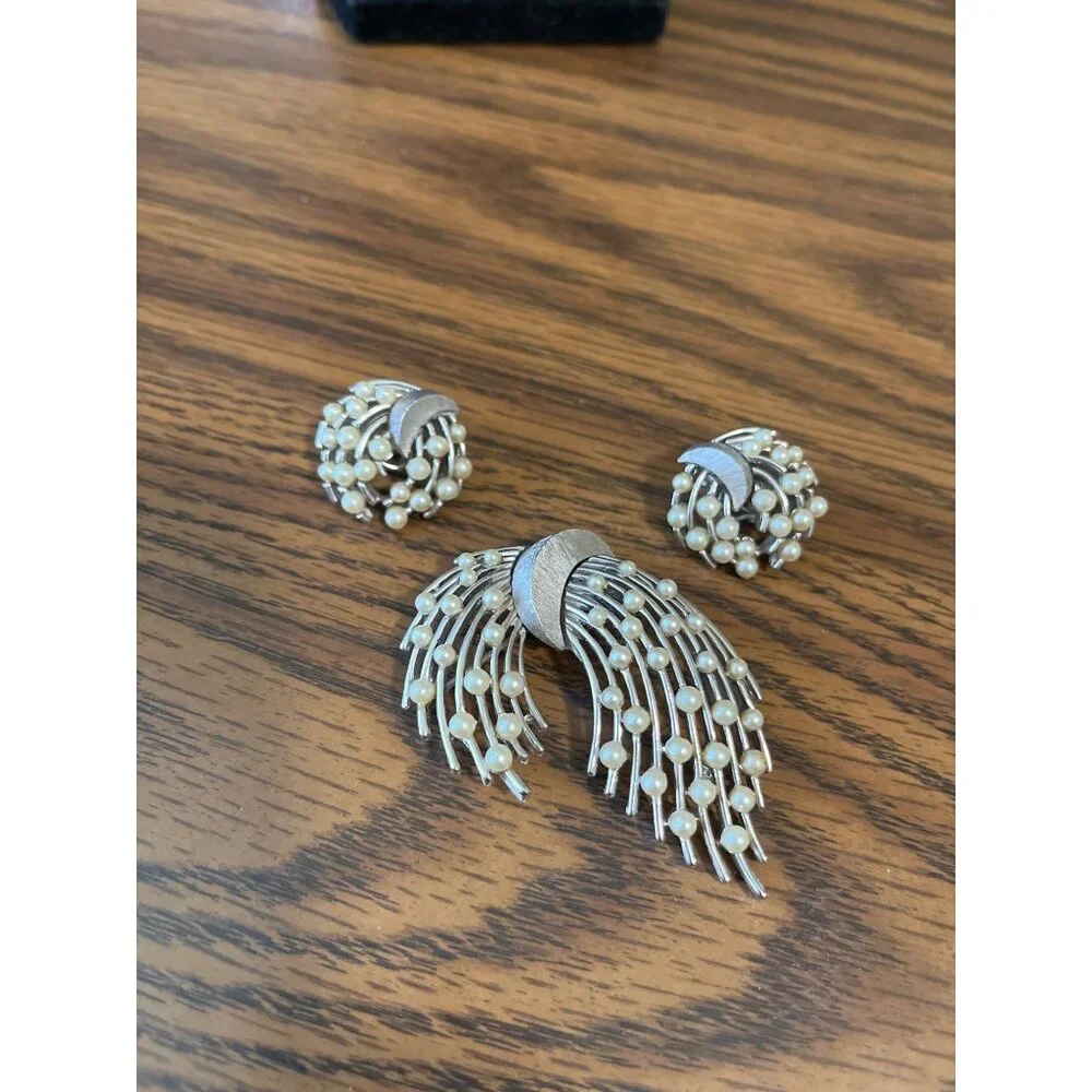 Crown Trifari vintage signed