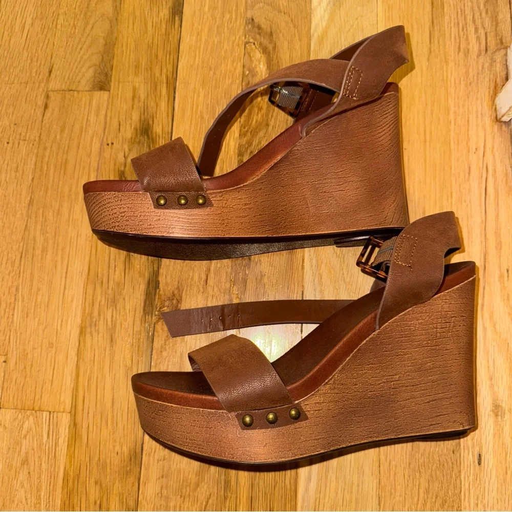 MIA leather toe straps