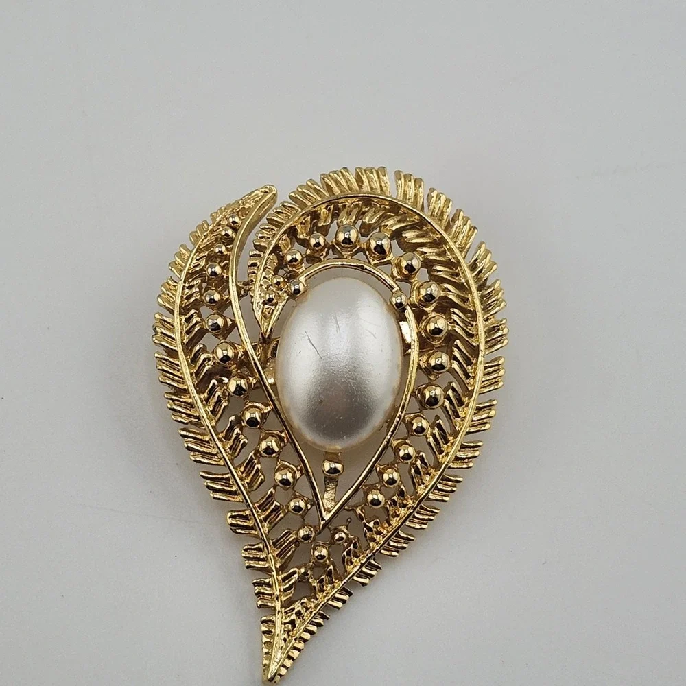 vintage‎ Gold Tone Leaf Faux Pearl Brooch
