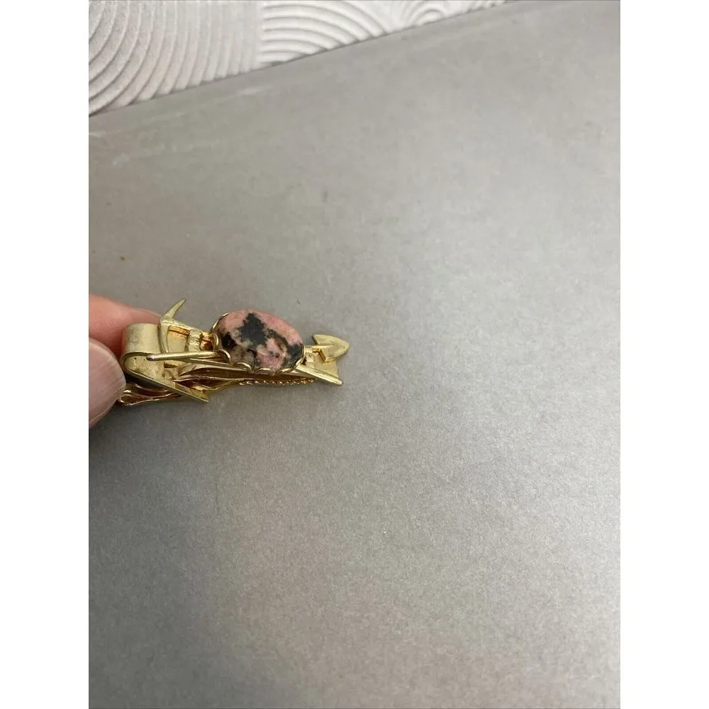 VTG c1950s Gold Tone‎ Mining Shovel & Pick Axe w/ Rhodonite (?) Stone Tie Clip