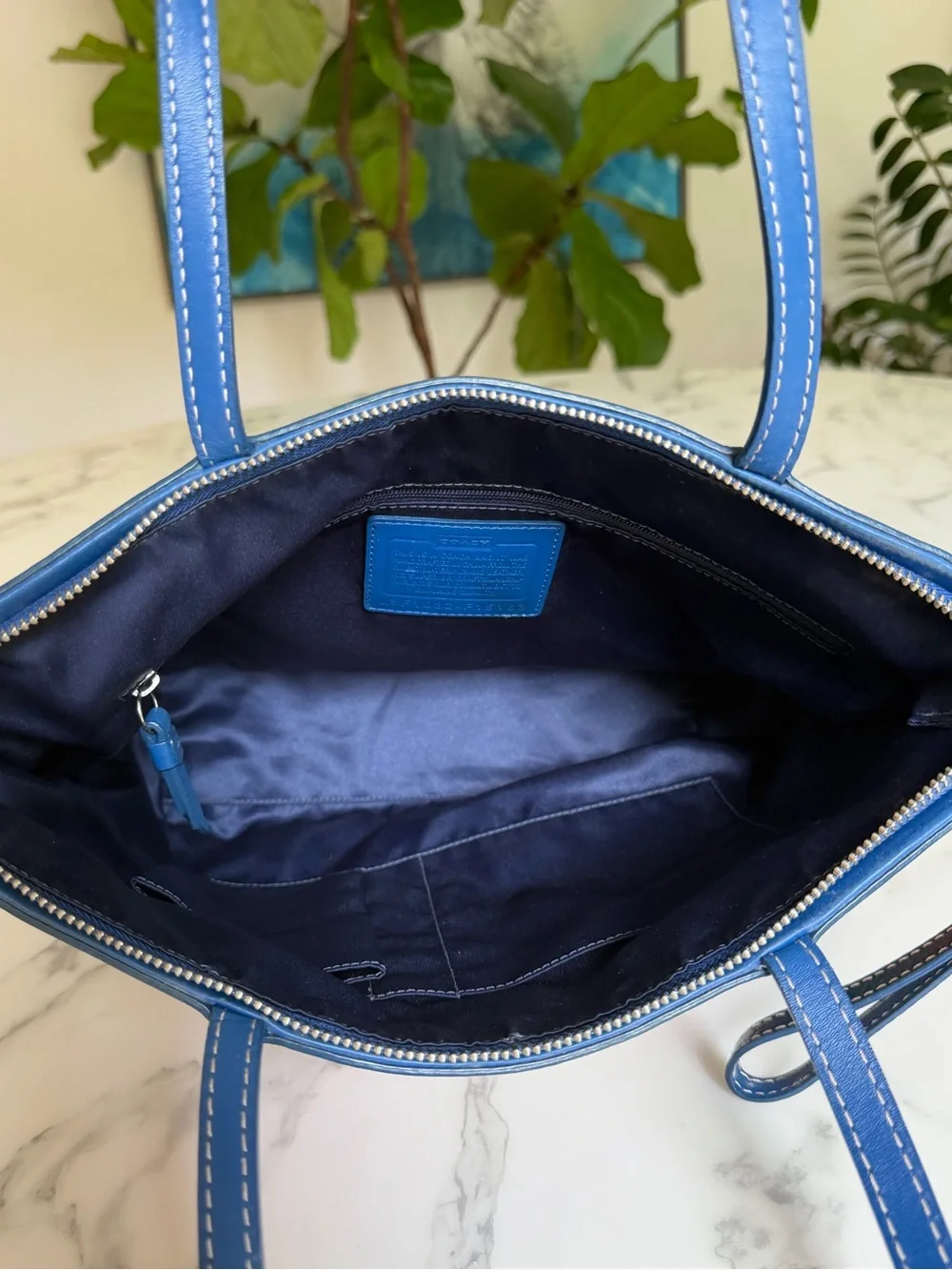 Coach excellent inside