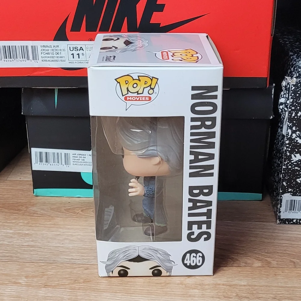 Funko Pop Vinyl #466 - Psycho Norman Bates w/ Box Protector (Alfred Hitchcock)