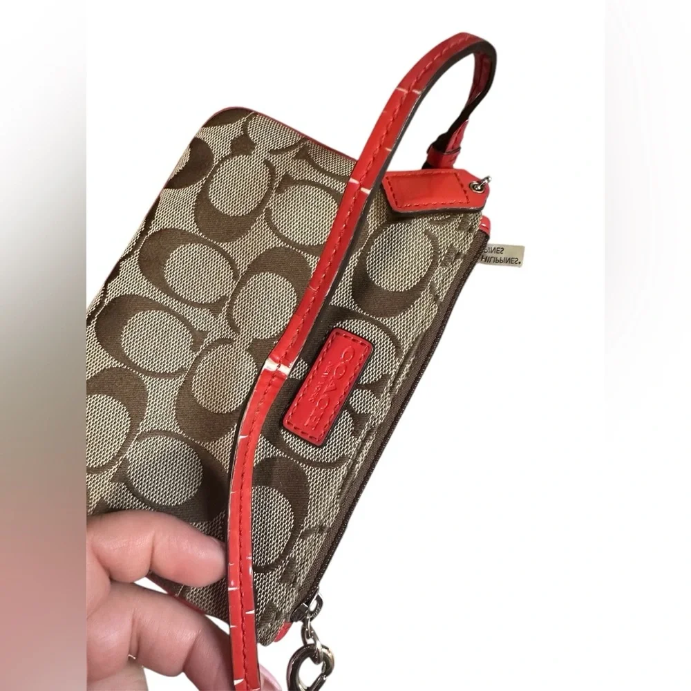 Coach pattern does shown