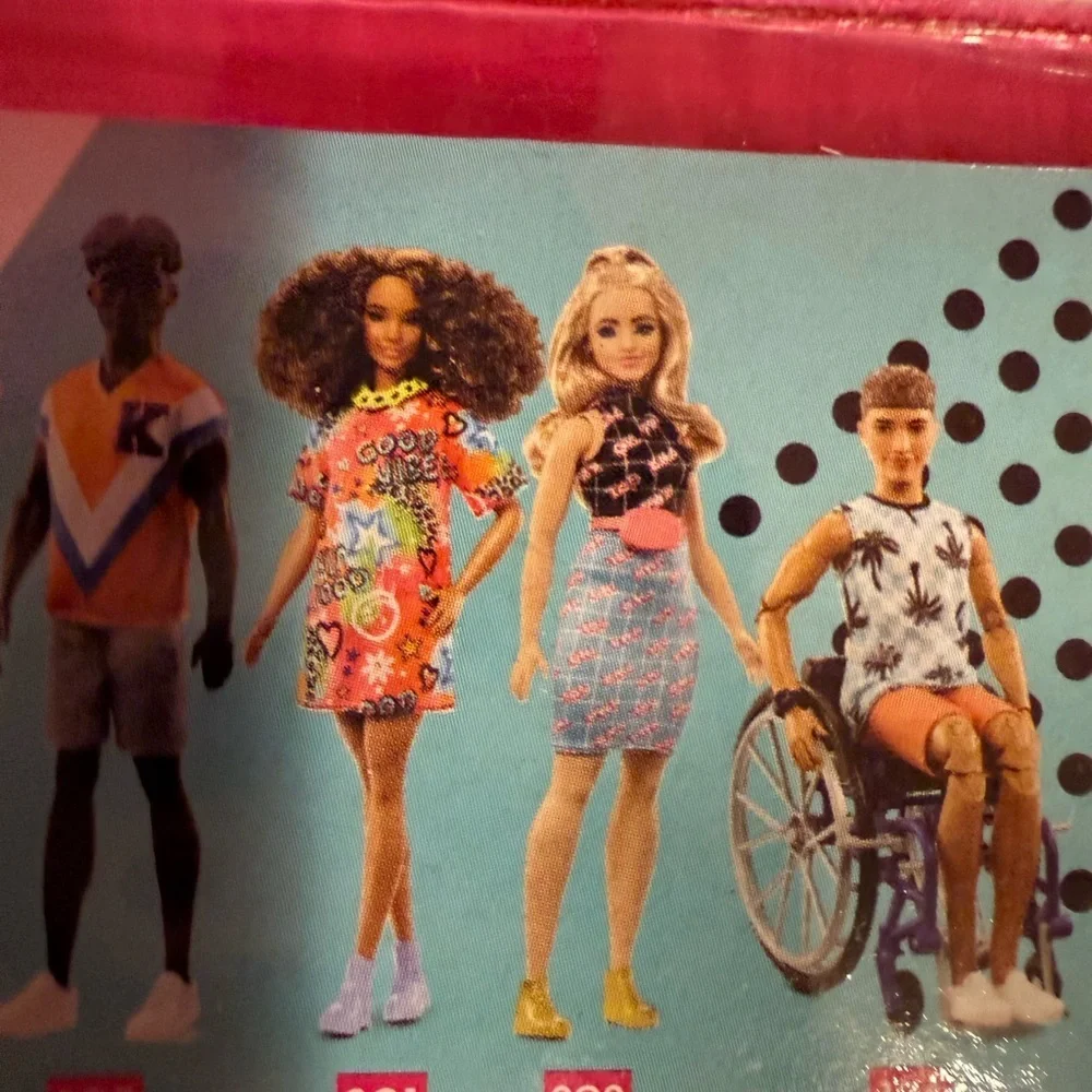 Barbie Fashionistas 202 Curvy Girl Power Outfit HJT01 Mattel Blonde Hair Zip Bag