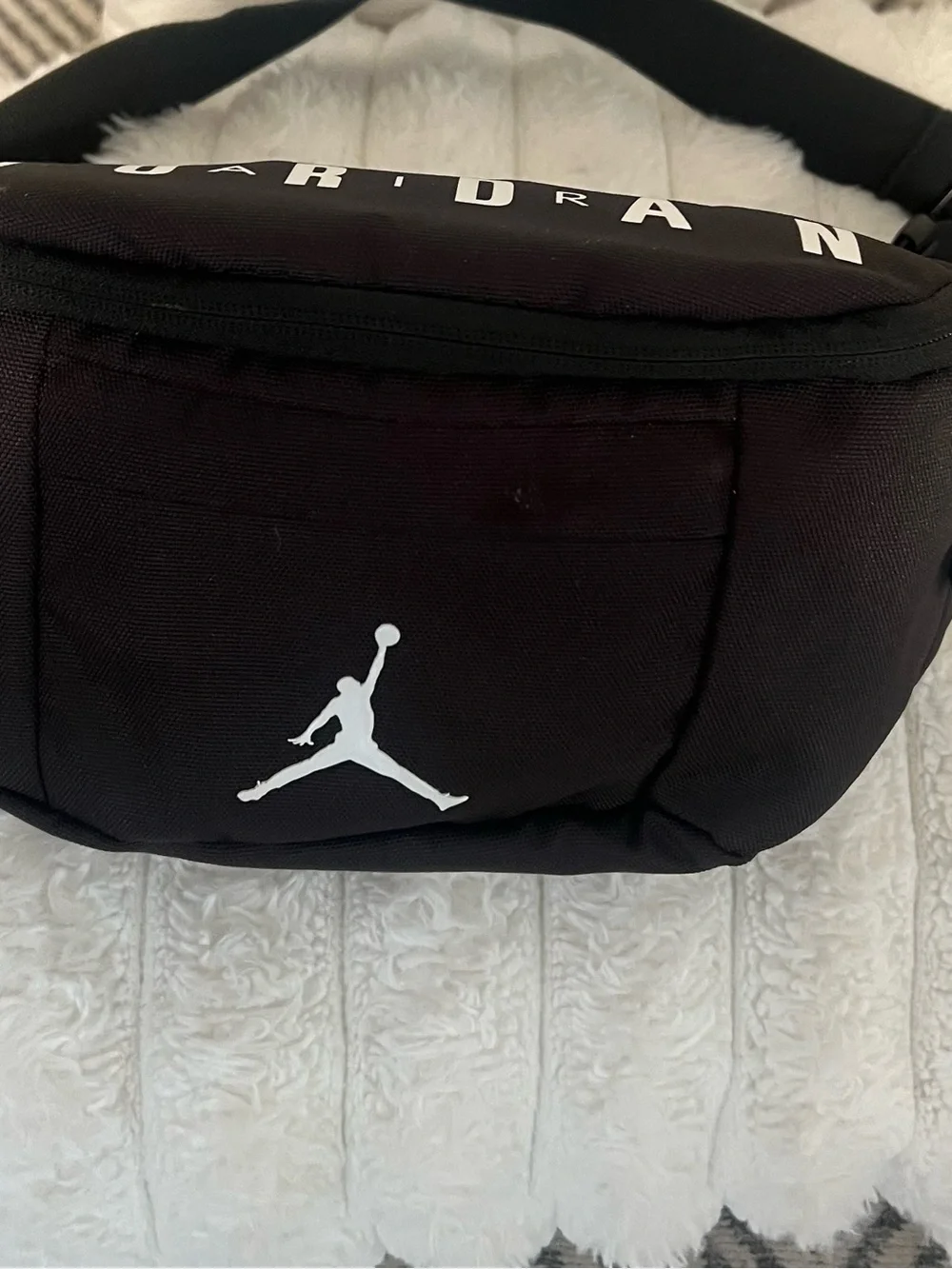 Jordan sleek crossbody