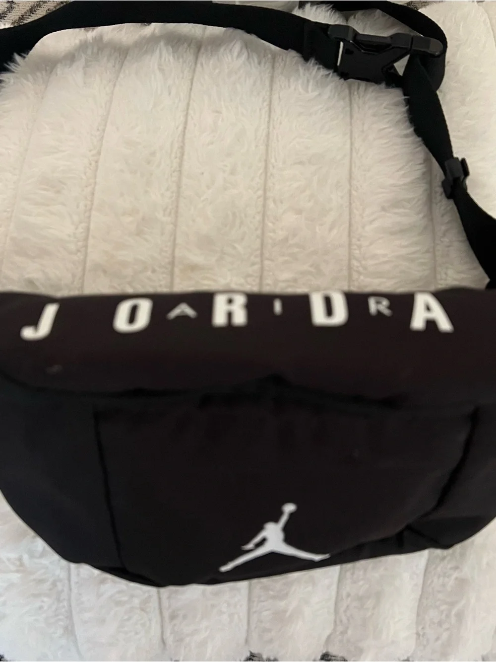 Jordan sleek crossbody