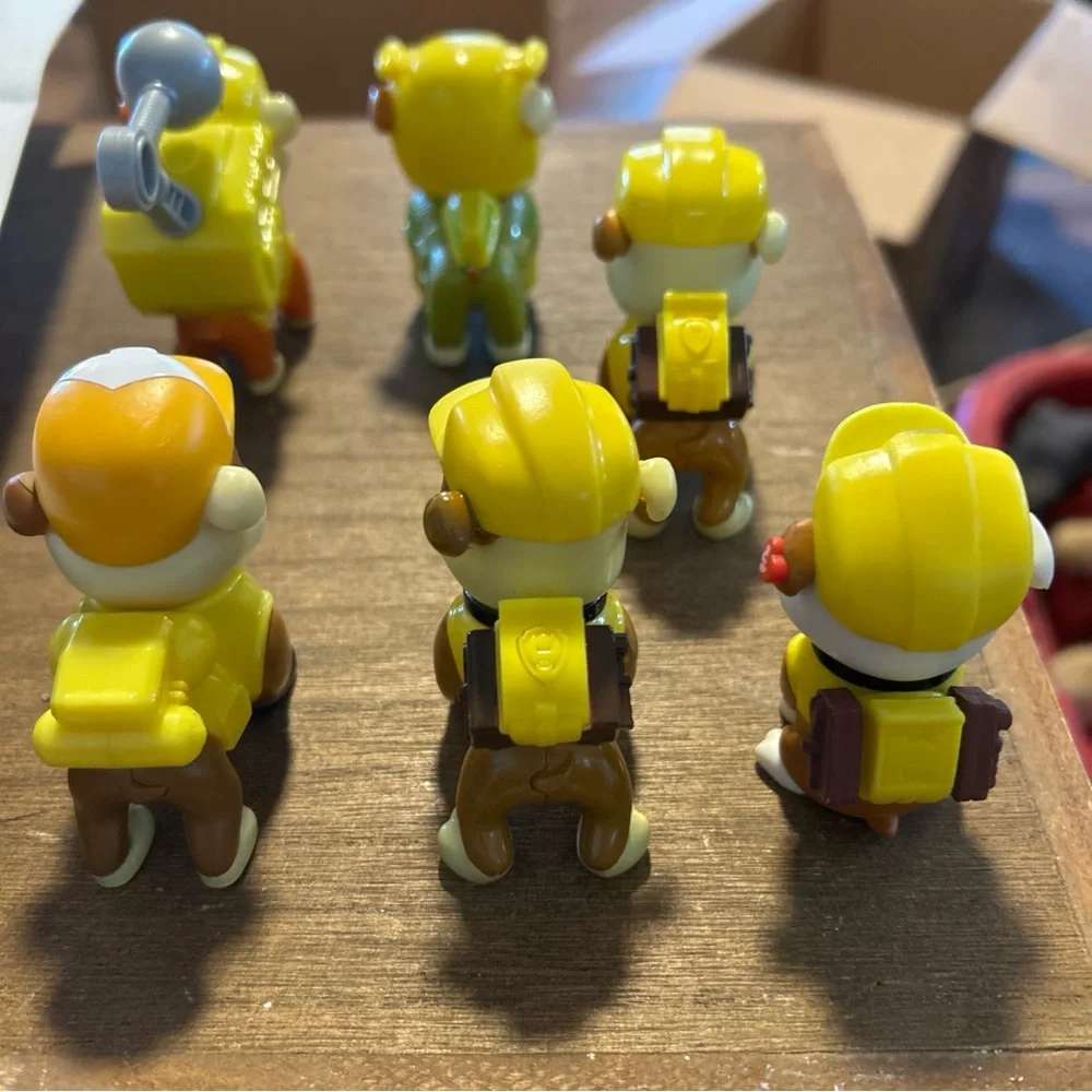 Paw Patrol‎ Yellow and Brown Pup Figures
