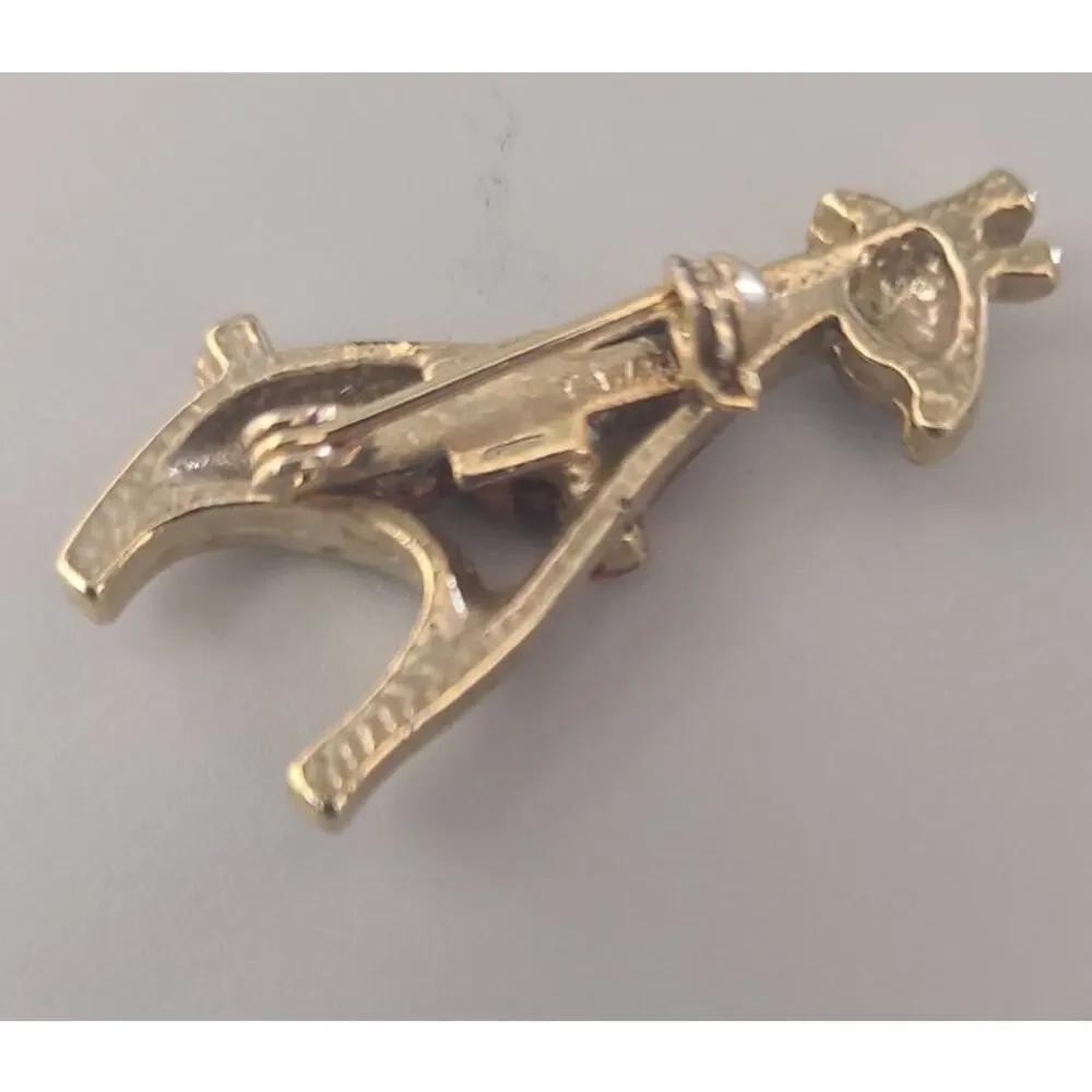 Vintage giraffe brooch