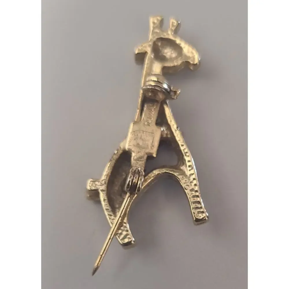 Vintage giraffe brooch