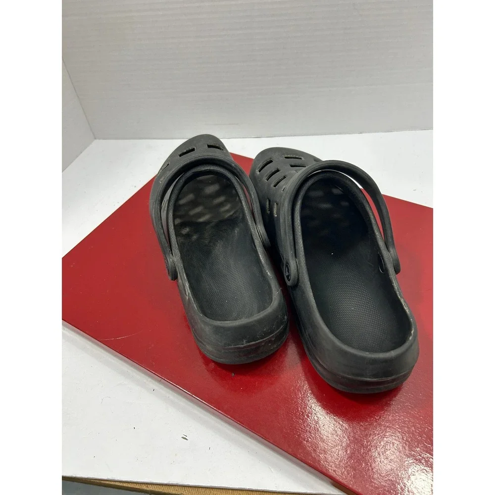 Airwalk clogs provide